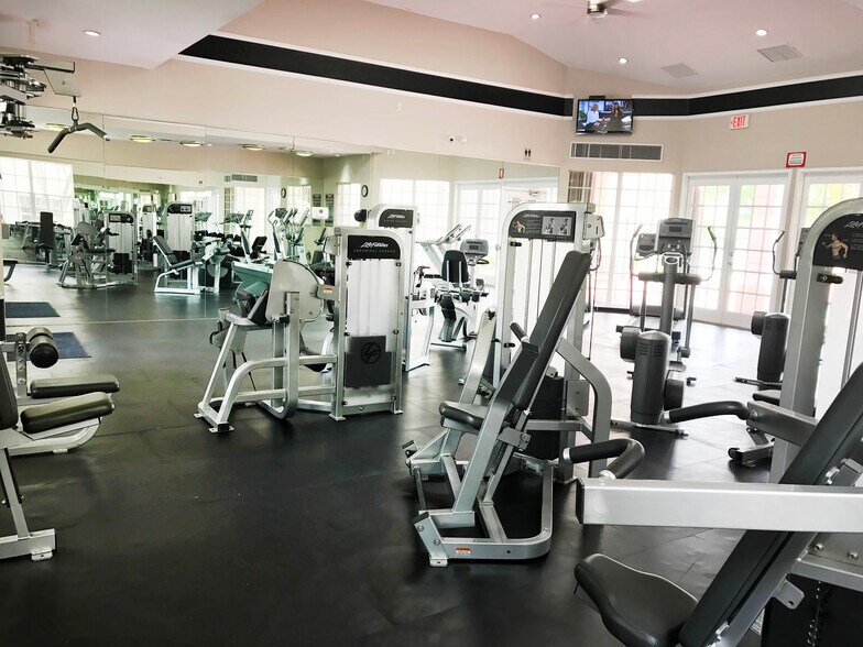 Building Photo - 2810 N Oakland Forest Dr