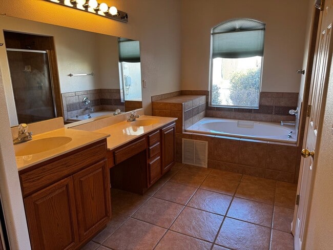 Building Photo - Beautiful townhome in a gated community.