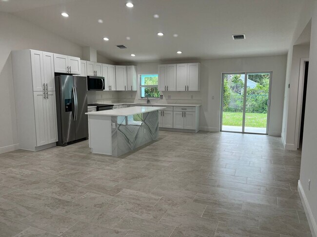 Building Photo - 5915 Seagrape Dr