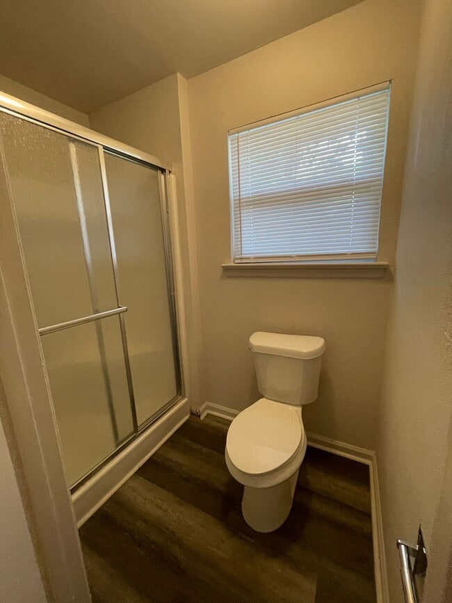 Building Photo - Beautifully renovated 3 bedroom 2.5 Bath