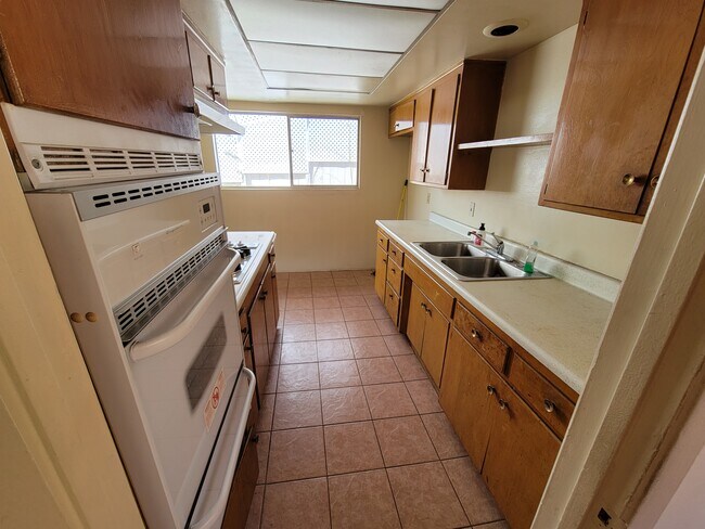 Kitchen - 564 Oleander Dr