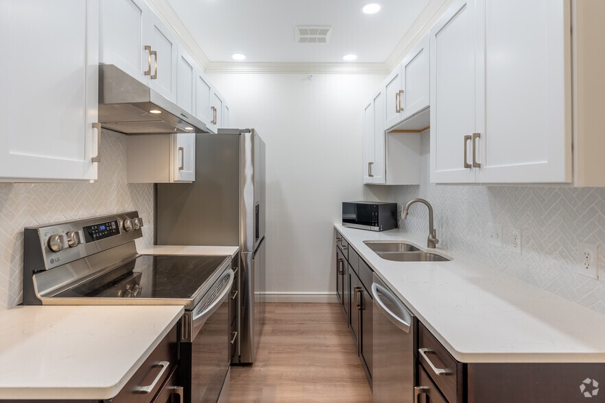 1BR, 1BA - 520SF - Kitchen - Forest Hills Milford