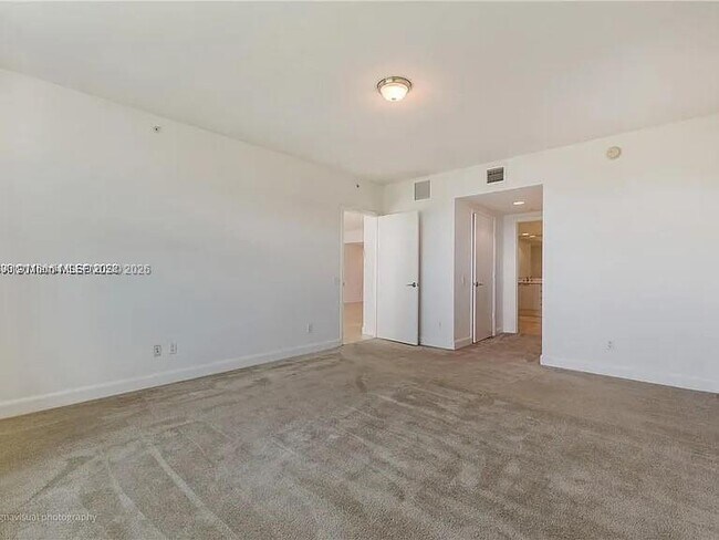 Building Photo - 14951 Royal Oaks Ln