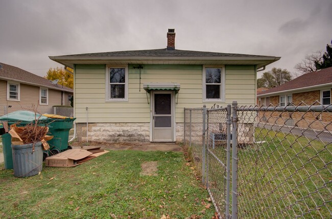 Building Photo - Charming updated 2 bd 1 ba bungalow