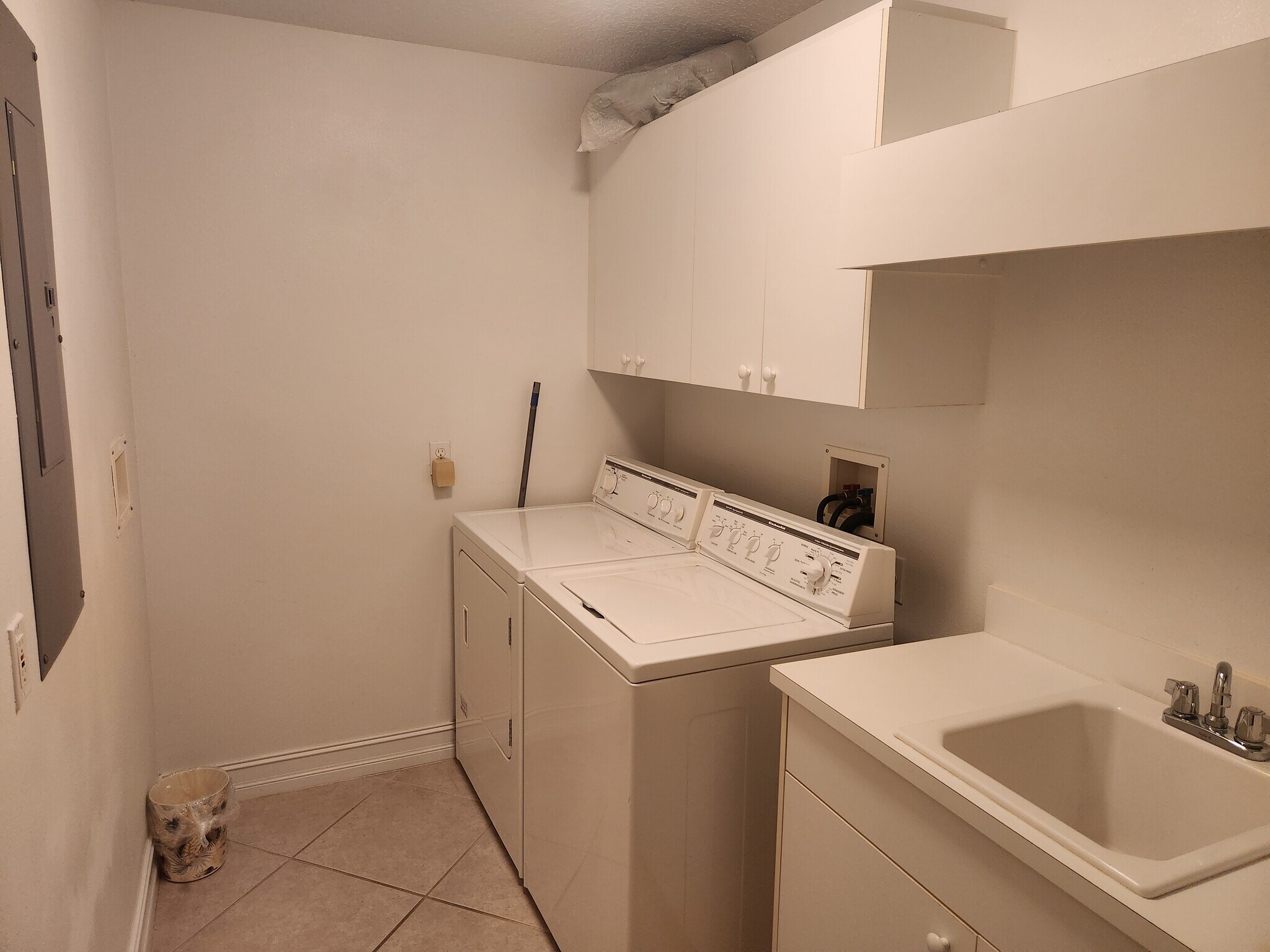 Laundry - 425 Pierce Ave
