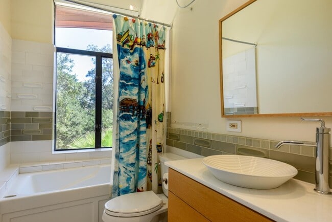 Building Photo - 3527 Oak Knoll Dr