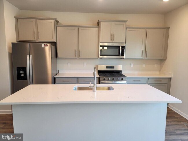 Building Photo - 754 Union St