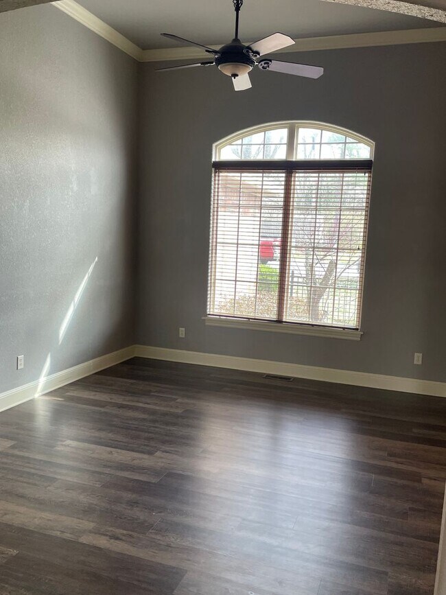 Building Photo - 3 Bedroom, 2 Full Bath, 2-car attached gar...