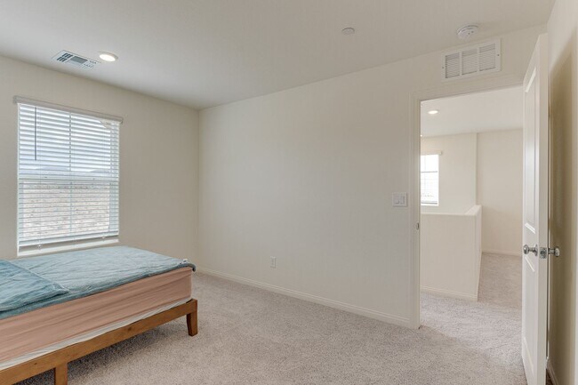 Building Photo - SPACIOUS 4BEDROOM 3BATH HOME IN INSPIRADA