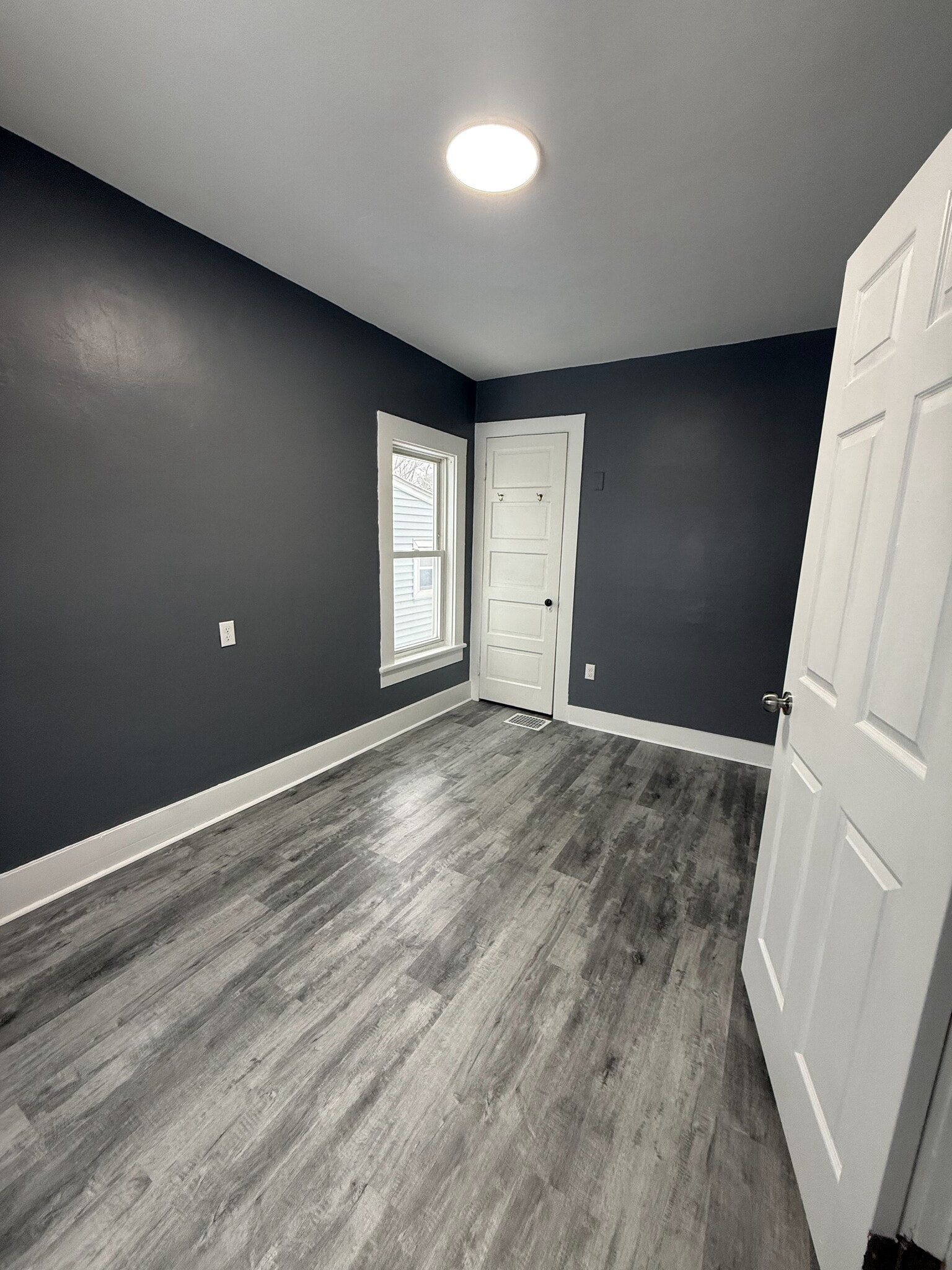 Building Photo - 313 E 7th St