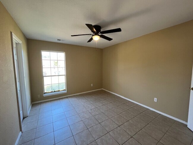 Building Photo - Renovated 4 Bedroom 2 Bath Home for Rent!