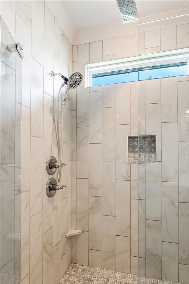 Building Photo - Stunning Home w Million Dollar Views! 4 Be...