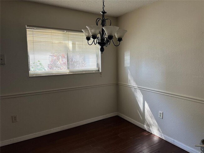 Building Photo - 2541 Oak Park Way