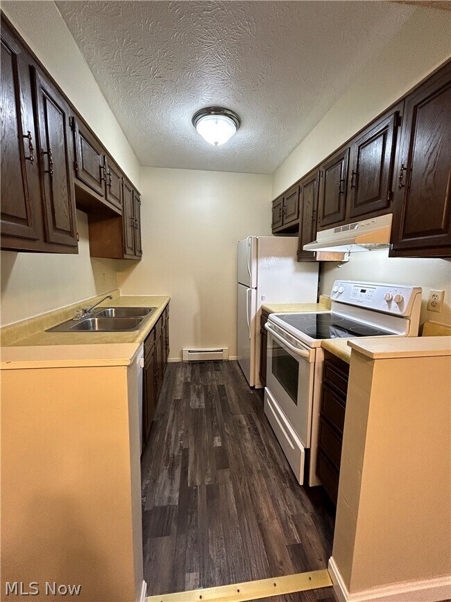 Building Photo - 200 Fernwood Rd