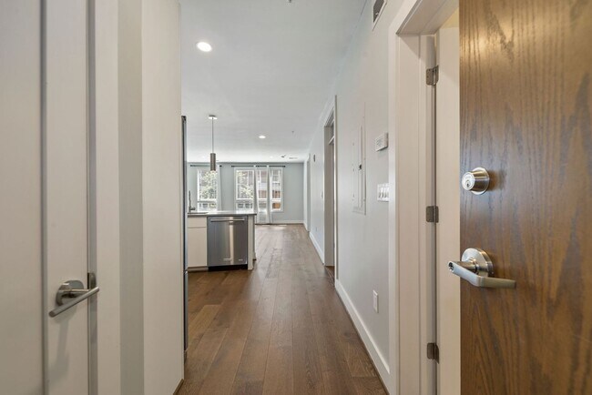 Building Photo - Professionally Managed // 2 bedroom 2 bathroom Modern Condo//  Adams Morgan// Parking Included!