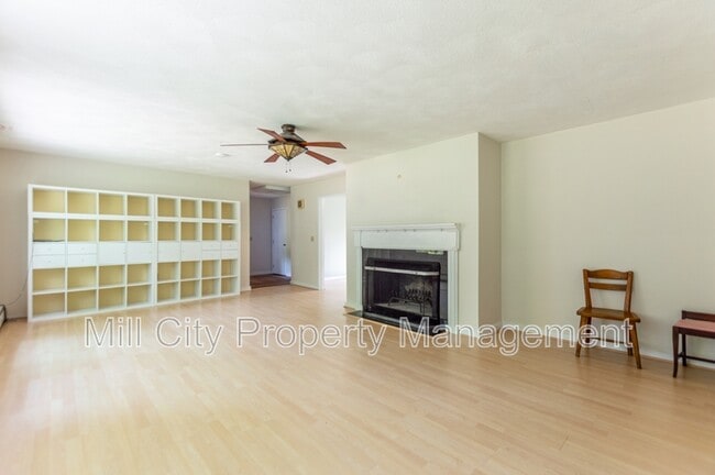 Building Photo - 43 Hitching Post Ln