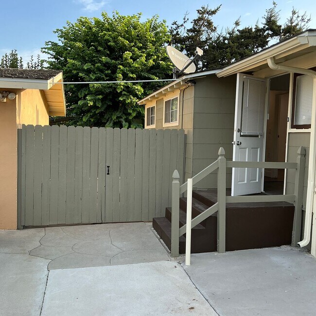 Building Photo - 233 E La Veta Ave