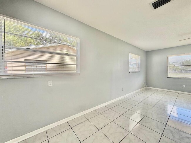 Building Photo - 10812 Hannaway Dr