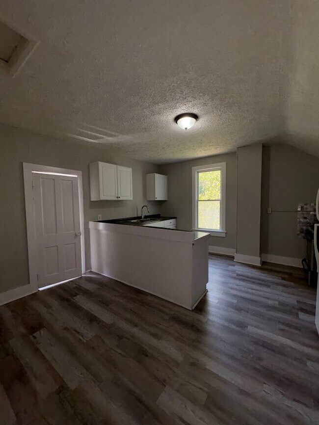 Building Photo - 656 Kling St