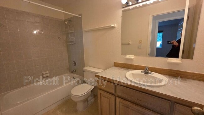 Building Photo - 565 NW Carolyn Ln