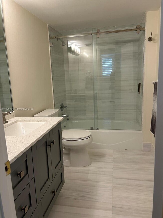 Building Photo - 609 Ocean Dr