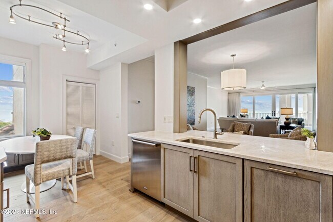 Building Photo - 426 Beachside Pl