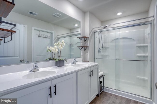 Building Photo - 124 Currant Cir