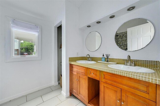 Building Photo - 406 W 55th St