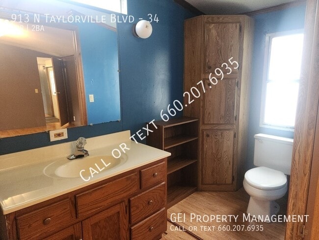 Building Photo - 913 N Taylorville Blvd