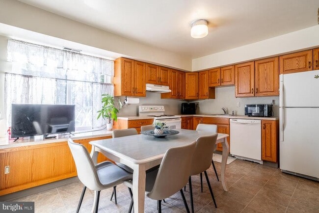 Building Photo - 8 Dickenson Dr