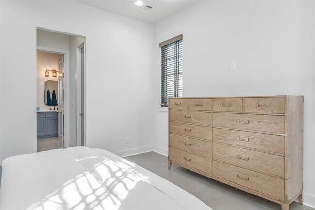 Building Photo - Desirable Hampstead Living!