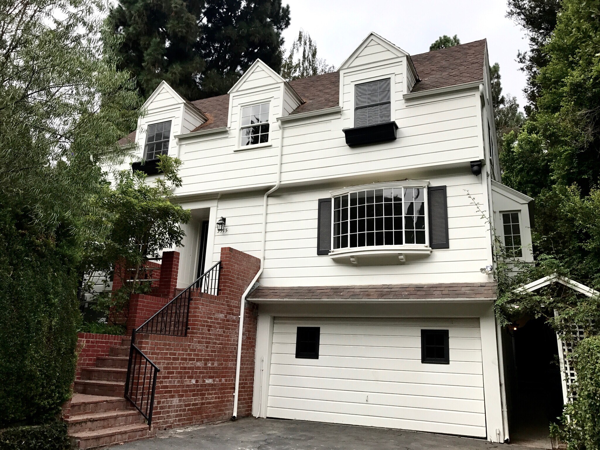 Building Photo - 3915 Benedict Canyon Dr