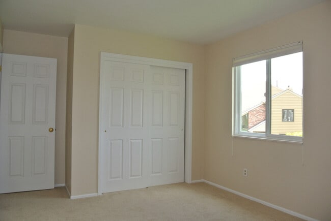 Building Photo - 1080 Fairway Ct