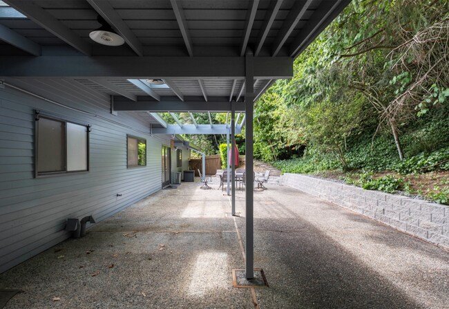Building Photo - Elegant 4 bed home with Lake Sammamish Vie...