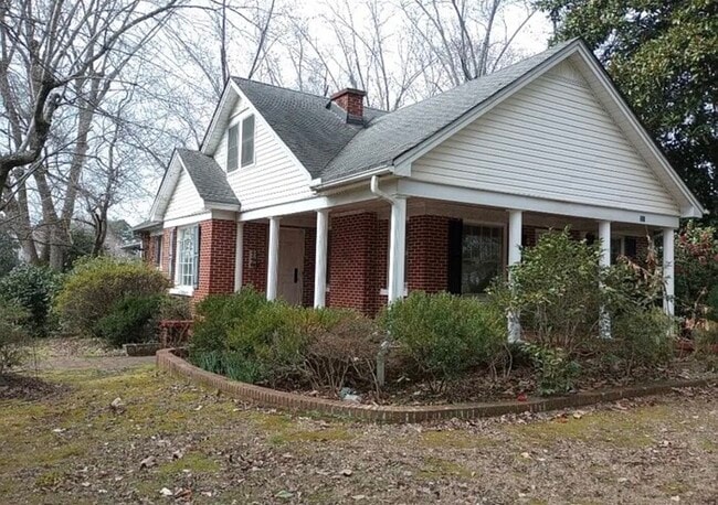 Building Photo - 5 Bedroom 2 Bath