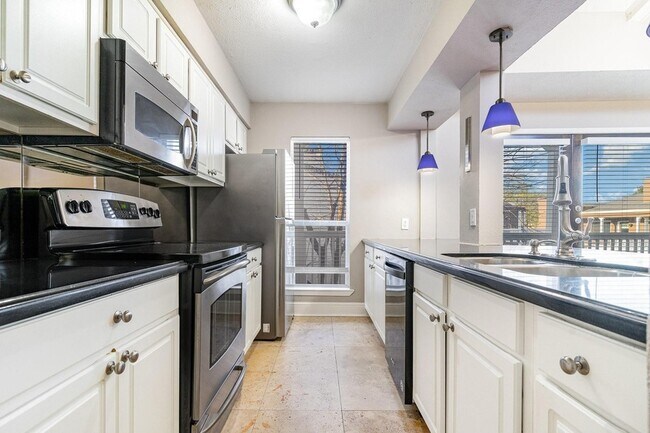 Building Photo - 5934 Sandhurst Ln