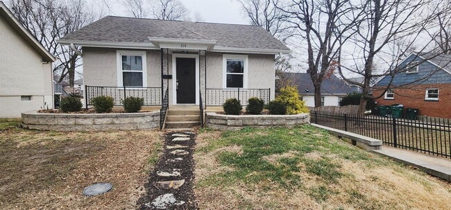 Building Photo - Beautiful Webster Groves Home in Prime Location