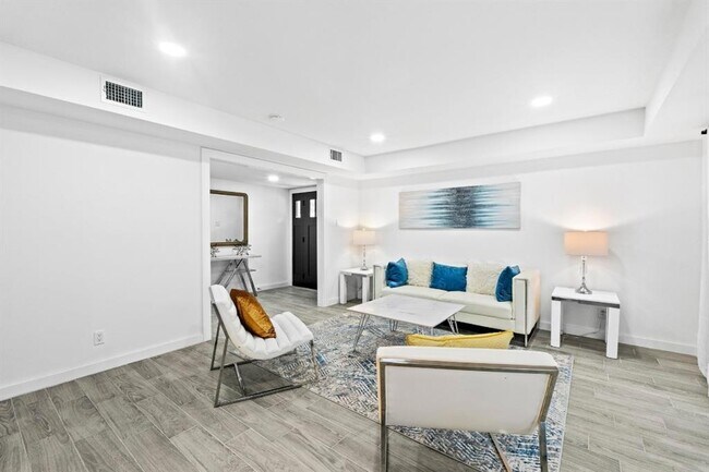 Building Photo - 3520 Highland View Dr