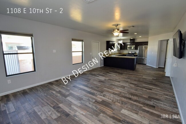 Building Photo - Modern 3 Bed 3 Bath - Less than 1 Mile to ...