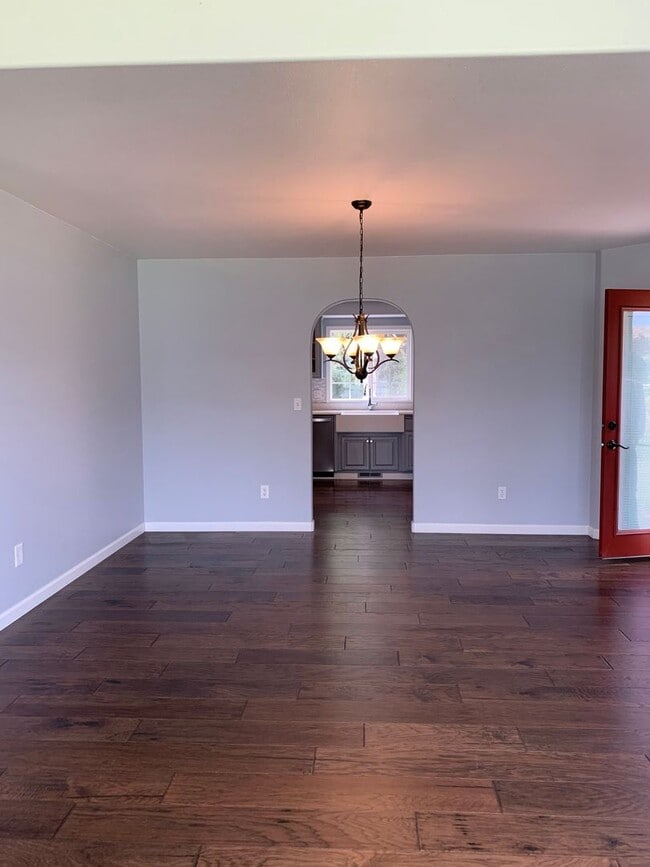 Building Photo - 4 Bedroom, 2 Bath near Pine Grove