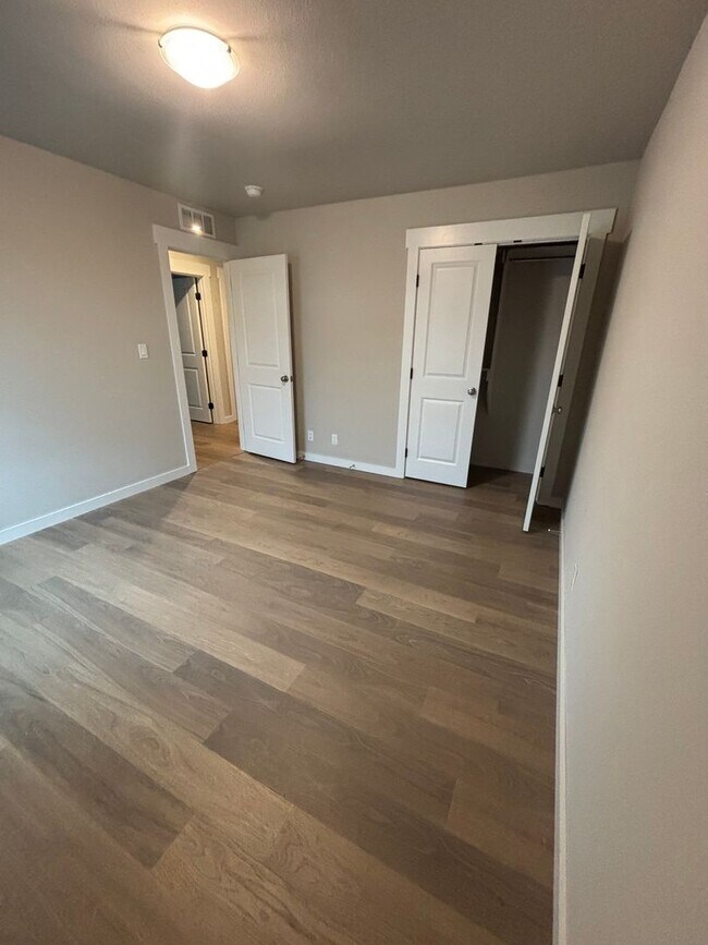 Building Photo - Beautiful New Duplex!