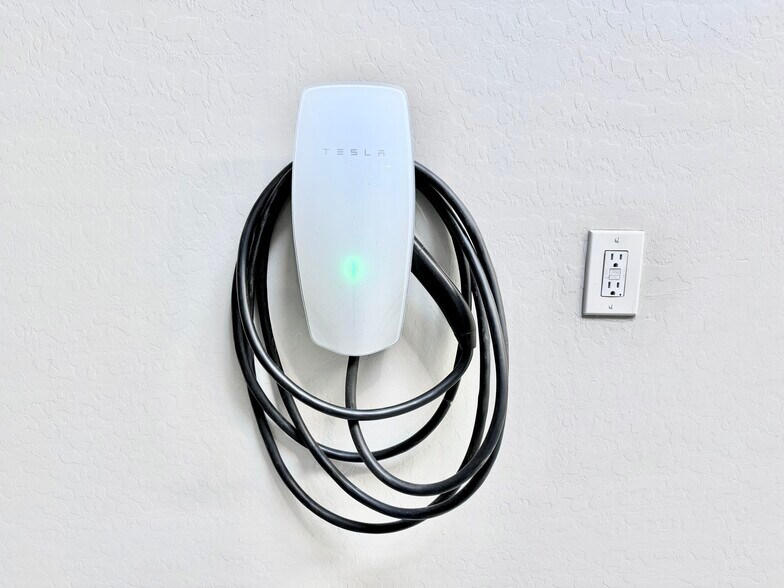 Building Photo - 2506 E Pleasant Ln