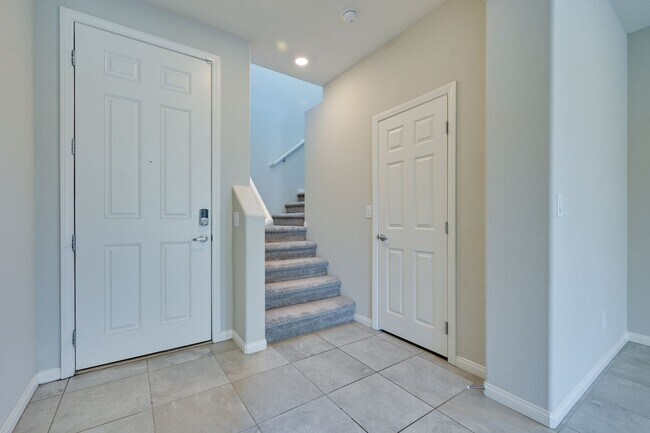 Building Photo - NW!! Solar!!  Gated!!  Bed and bath downst...