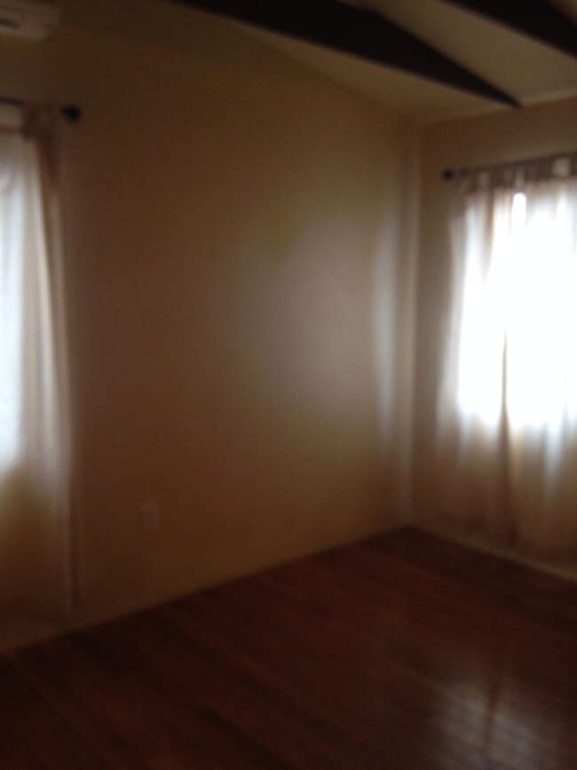 Building Photo - ABSOLUTELY DARLING 2 Bedroom  1 Bath DOWNT...