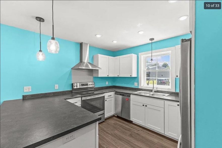 Bright kitchen w/stainless steel appliances. Imagine yourself having breakfast at the island :) - 24 Wilsons End Pl