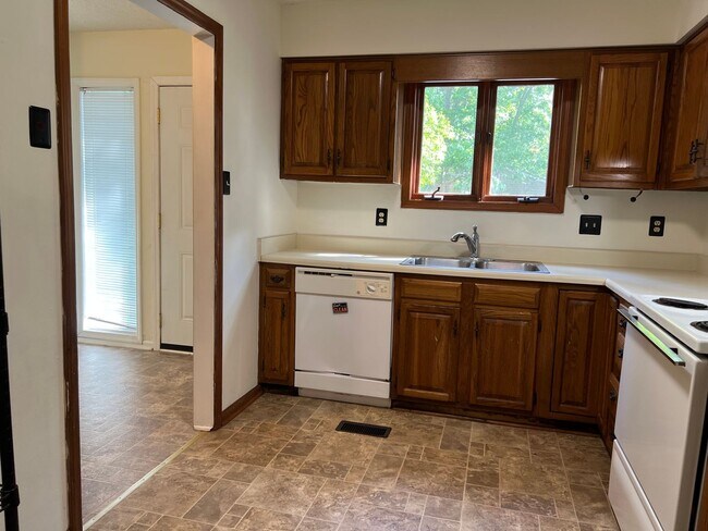 Building Photo - 4 Bed | 2 Bath Townhouse near NCSU - Stude...
