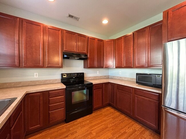 Building Photo - 941 Lansdowne Rd