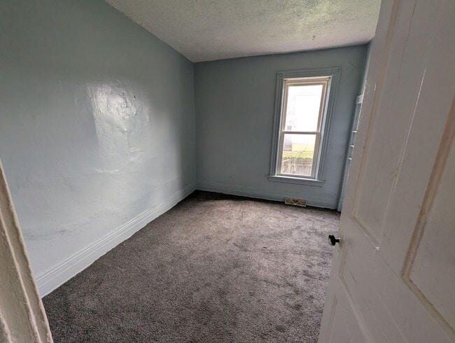 Building Photo - Spacious 1st floor apartment