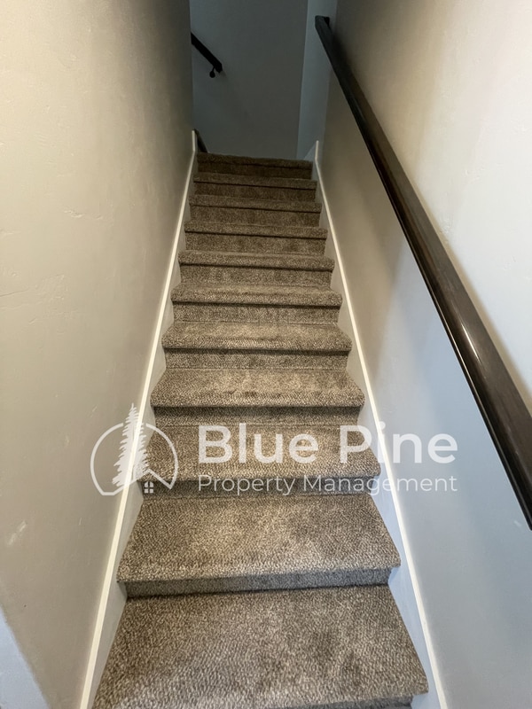 Building Photo - 700 S Saturn Ave