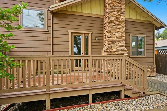 Building Photo - 155 Rosebud Ln